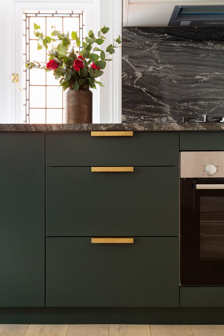 Bespoke-Kitchens-Shaker-Style-Deco-Timber-Spray-Paint-Micro-Slab-Panelled-Doors